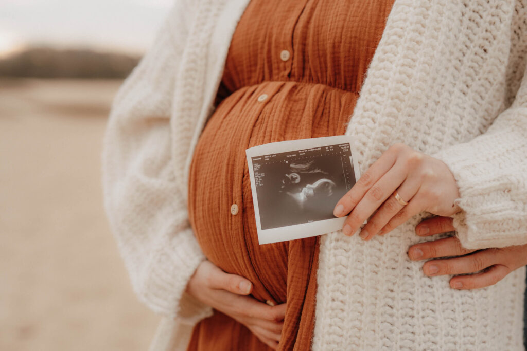 babybauchshooting boberger duenen, babybauch im fokus mit ultraschallbild
