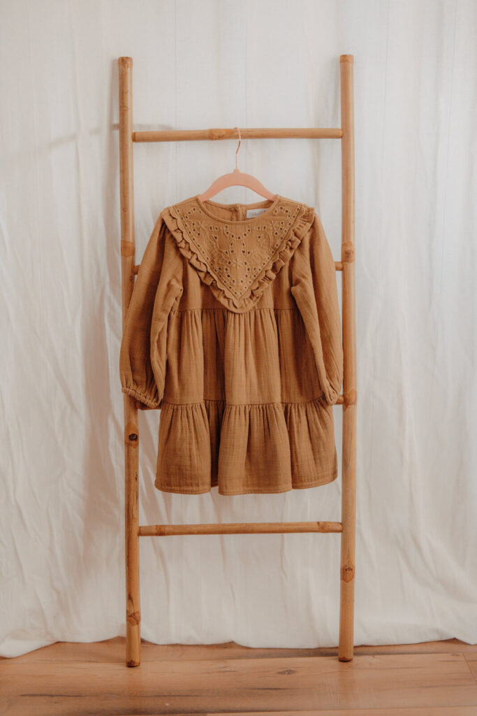 kundenkleiderschrank, kleid in senfgelb fuer kinder