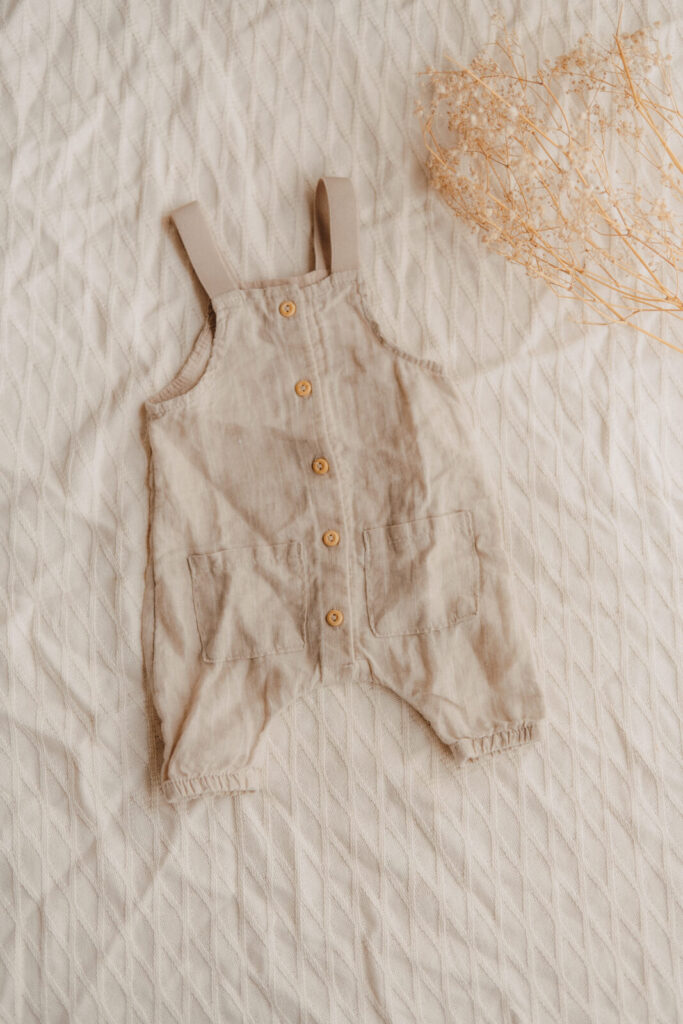 kundenkleiderschrank, einteiler romper anzug strampler in beige grau fuer neugeborene babys