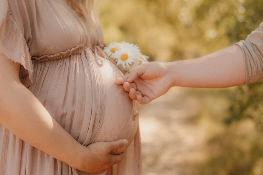 babybauchshooting boberger duenen, mann streichelt babybauch von schwangerer frau