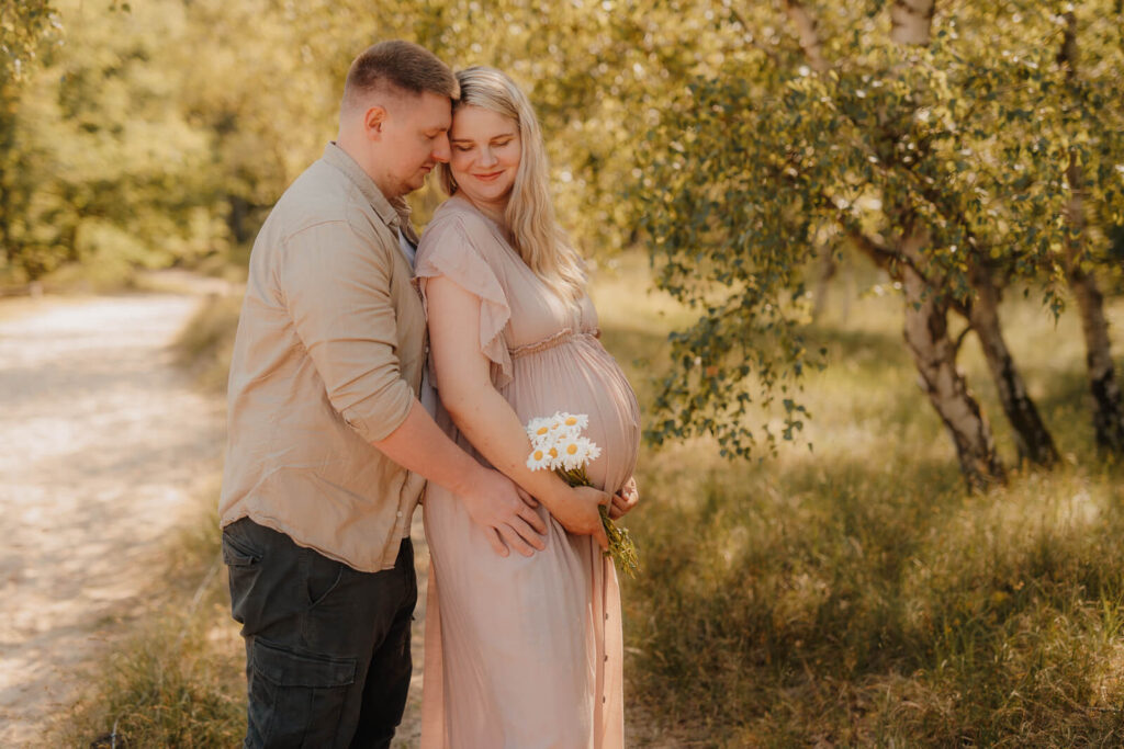babybauchshooting boberger duenen, schwangere und partner stehen dicht beieinander und laecheln