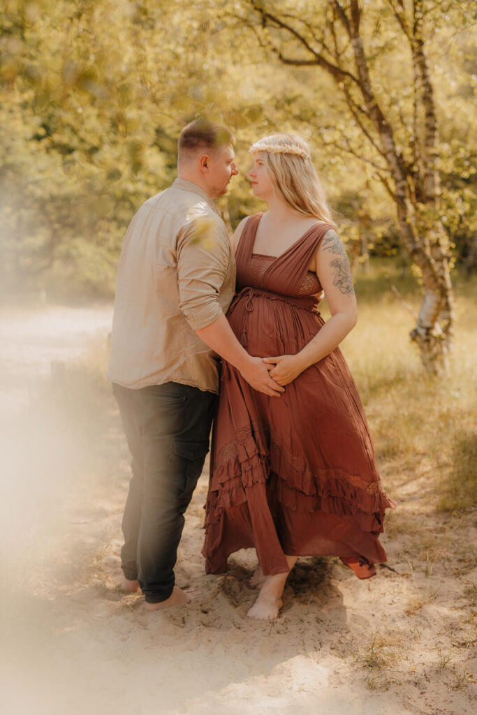 babybauchshooting boberger duenen, schwangere und partner stehen dicht beieinander