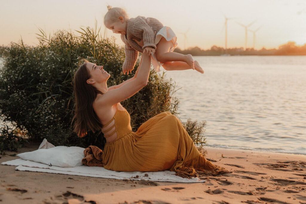 mama kind shooting, kind fliegt auf mamas armen, strand in drage