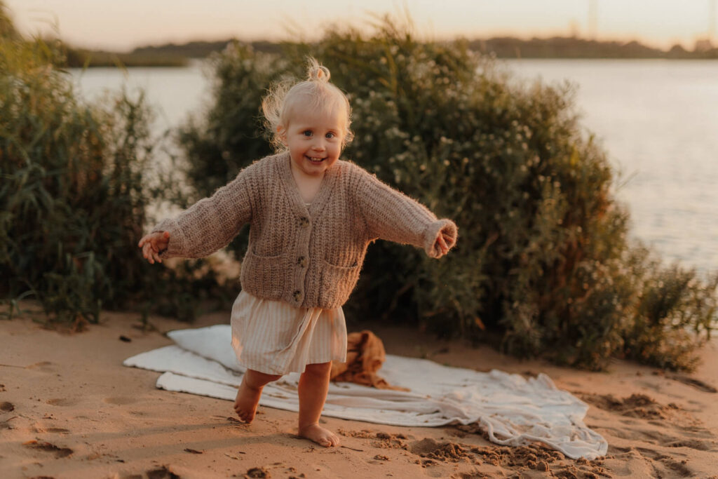 mama kind shooting, kind rennt freudestrahlend auf die kamera zu