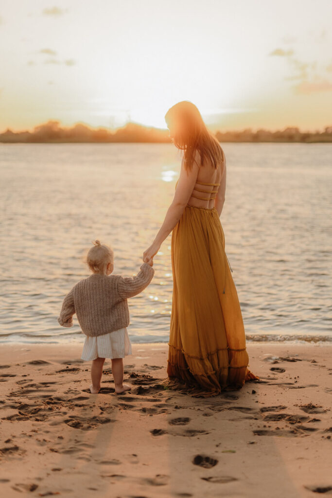 mama kind shooting in drage am strand, mama und kind hand in hand im sonnenuntergang